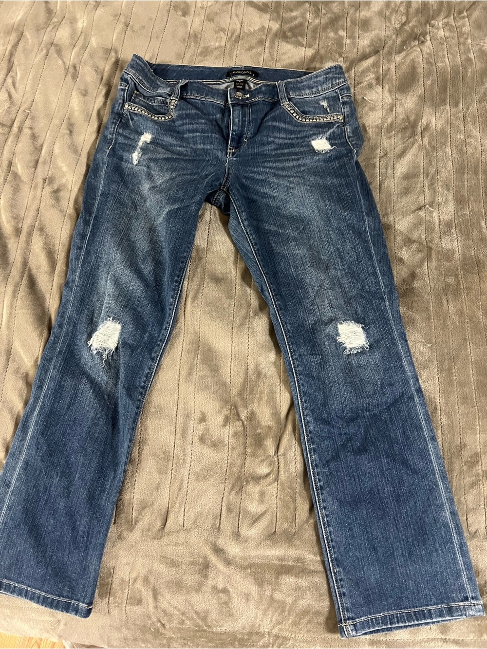 White House Black Market "Blanc" Slim Crop Jeans in a women’s Size 6.
